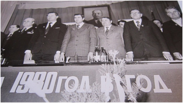 На фото президиум собрания колхоза имени Ленина ,в т. ч. Кандауров А.И. и Вербицкий  П.Н.