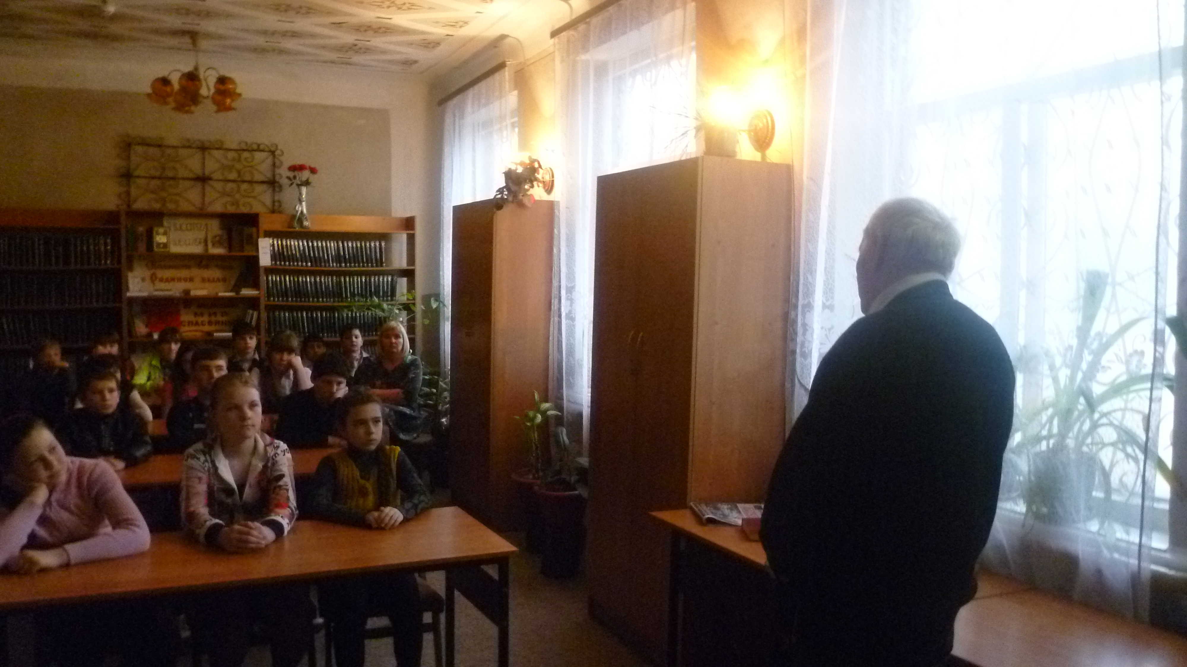 День Героев Отечества провели работники библиотеки в Александровской школе для старшеклассников.